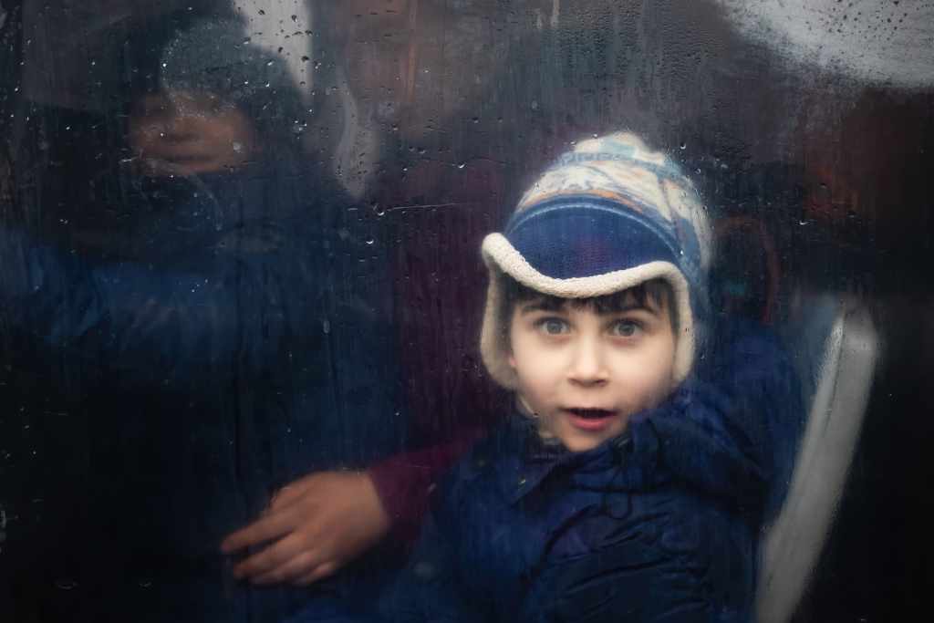 KYIV, UKRAINE - 03 mars 2022 : Guerre de la Russie contre l'Ukraine. Les civils évacués de la ville d'Irpen ont été transférés à Kyiv par le bataillon de défense territoriale de Kyiv.